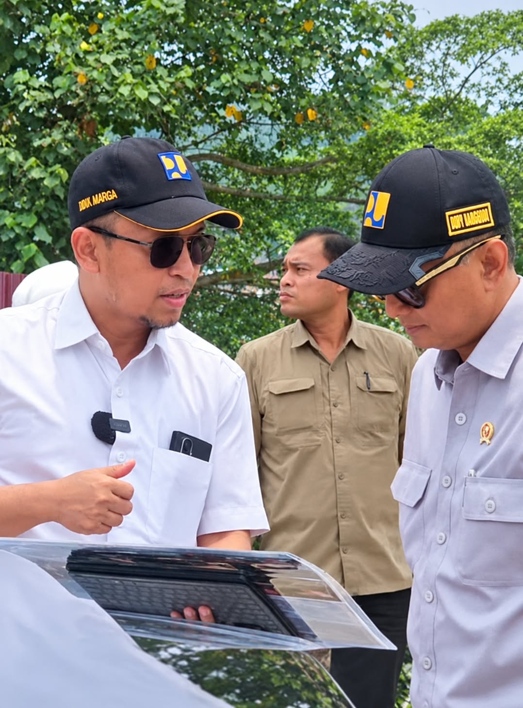  Kepala BPJN Sumatera Barat, Elsa Putra Friandi (kanan), mendampingi Menteri Pekerjaan Umum Dody Hanggodo (kiri) saat meninjau langsung penanganan pascabencana di Ruas Jalan Nasional Tapan–Batas Jambi, Kabupaten Pesisir Selatan, Senin (19/10). Keduanya te